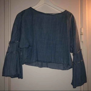  - Blus, som är croppad från Zara. Fina detaljer på.