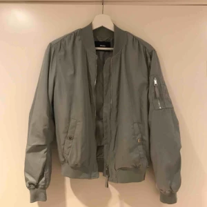  - Jacka. Kan mötas upp i Gbg, annars tillkommer frakt✨