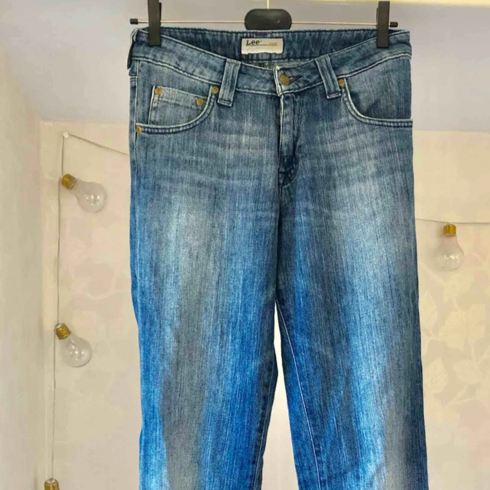Lee jeans bootcut 👌🏻✨ 27/33 säljes pågrund av för små. 200kr plus frakt 63kr . Jeans & Byxor.
