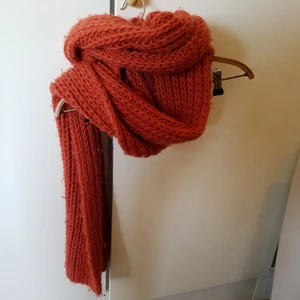  - Stor mysig halsduk i fin orange färg, mjuk och gosig