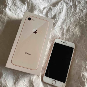  - iPhone 8 guld. Förutom liten skada i hörnet är den i fullt bra skick. 