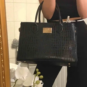  - Helt oanvänd väska från mirelle design den har tre små fack i väska  en med dragkedja och två utan och själva väskan går också att stänga med dragkedja!Bara att skriva om man vill se fler bilder☺️