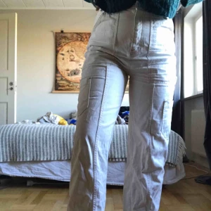  - Ett par vita ”cargopants” med koppardetaljer från Weekday! jättesnygga men har aldrig riktigt fått användning för dem! köpare står för frakt!