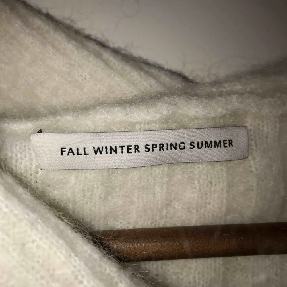 Stickat tröja från Fall Winter Spring Summer❤️. Har använts en gång. Inga fel. Original priset 2000/2500kr. Köparen står för frakten.❄️🍵. Stickat.