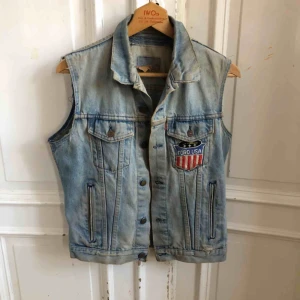  - Vintage Levis jeansjacka med avklippta armar. Rätt skitig (riktig smuts) look. Från 80-talet