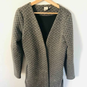  - Grå lång mönstrad kofta med fickor.  Knappt använd.  Storlek M