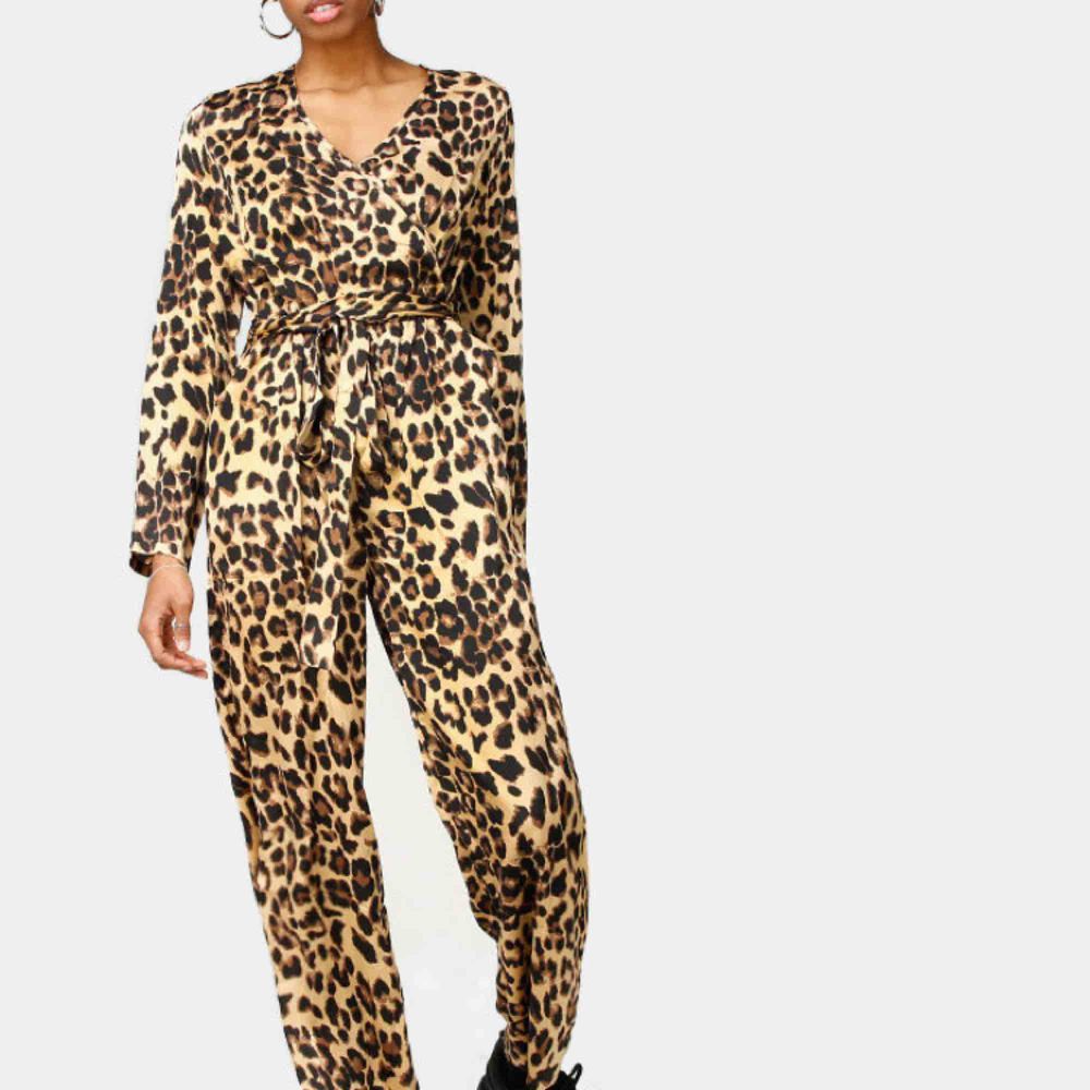 jumpsuit från junkyard, köpt för 500kr, använd en gång. Jeans & Byxor.