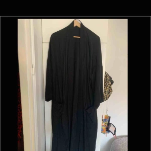  - Lång tunika från & other stories i fint skick. Fickor och knytband finns 