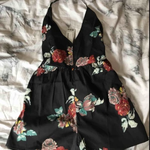  - Söt svart/blommig playsuit från boohoo! Helt oanvänd med lappen kvar! Säljer pga aldrig kom till användning 