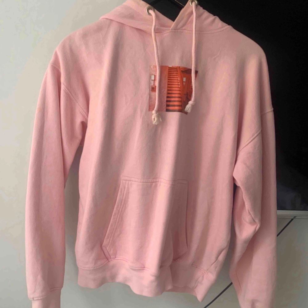 En mysig rosa hoodie ifrån carlings. I mycket bra skick! Märket på tröjan är INTE sprucket eller förstört.💞frakt inräknat💞. Huvtröjor & Träningströjor.