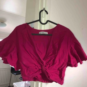  - Rosa magrröja/topp den Zara som bara använts 1 gång! Tar swish! Köparen får betala frakten och kostnaden beror på vart du bor i Sverige!
