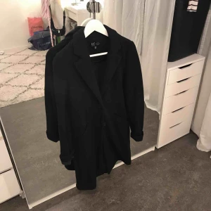  - Svart kappa från Zara i XS. Ullmix 15% procent, är i jerseyliknande material, så med andra ord lite mjukare än en vanlig kappa. Aldrig använd. Nypris 600 SEK.