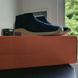  - Nike fear of god moccasin svart. Aldrig använda. Kvitto finns Säljes pga fel storlek Orginal pris 1799