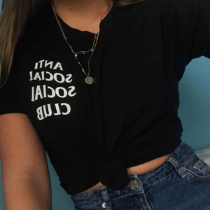  - ANTI SOCIAL SOCIAL CLUB, still relevant🙏🏼 skitsnygg om man har den knuten eller som oversized! Antingen 50kr i frakt eller gratis frakt vid köp av 2 eller fler plagg! Blir det fler intresserade så kan det bli bud🙋🏼‍♀️