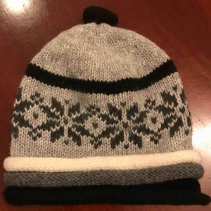  - Alpaca wool. Handgjord mössa. Från sydamerica, peru.  Så unik.  Mycket varm indeed. 