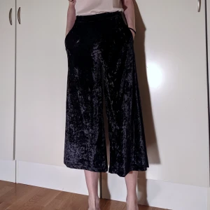  - Vida sammetsbyxor.  Ska vara cropped men är lite korta/för små på mig som är 172cm :/ Aldrig använda. 