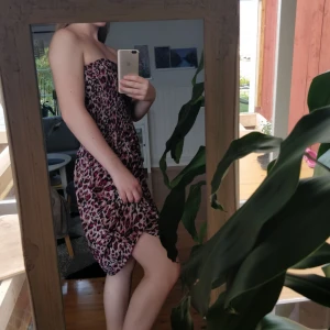  - Pris 55kr (frakt ingår i priset!) Söt sommarklänning perfekt att slänga på sig över bikinin när du är utomlands ;) köpt utomlands så inga storlekar, kan passa från storlek 32-38! Skriv om du har några frågor! :)