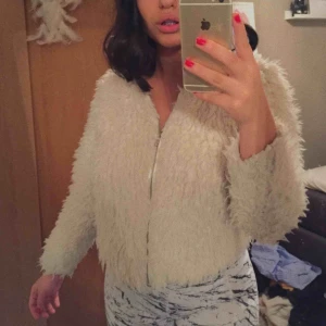  - Snygg vit pälsig tjocktröja!