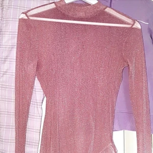  - Glittrig rosa mesh tröja. 