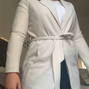  - Krämvit jättesnygg kappa, använd fåtal gånger!