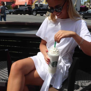  - Stor t-shirt med knytband i midjan. 