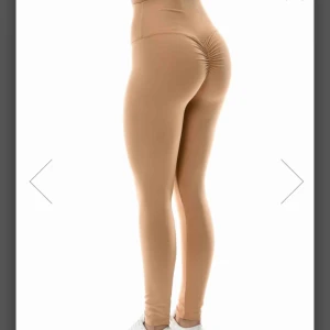  - Ett par nude färgade scrunch tights från Alea Ware, de är alldrig använda men super fina på!  Skriv för mer bilder eller andra frågor, kan frakta💞 nypris 699kr