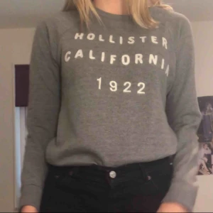  - Tjocktröja från Hollister Sparsamt använd och inuti är den mjuk. Köparen står för frakten🧡🧡