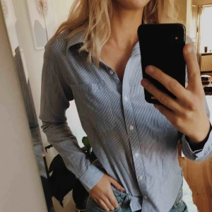  - Snygg skjorta från sisters point storlek S, varsamt använd!!