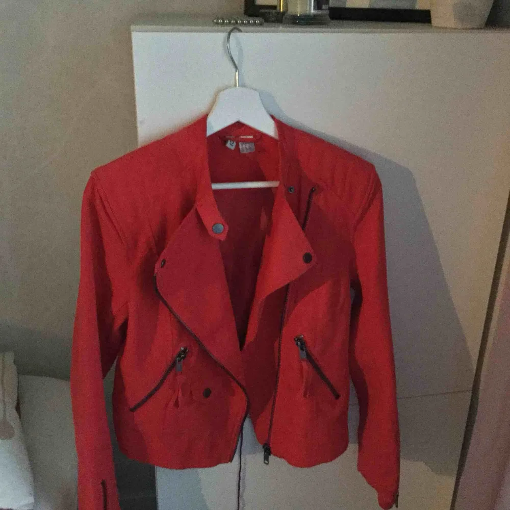 Röd jacka i mocka tyg från h&m. Nypris 300. Köpt för ett halvår sedan men ej använt mer än två gånger. Passar även storlek 36. Jackor.