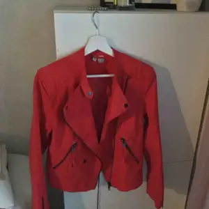 Röd jacka i mocka tyg från h&m. Nypris 300. Köpt för ett halvår sedan men ej använt mer än två gånger. Passar även storlek 36