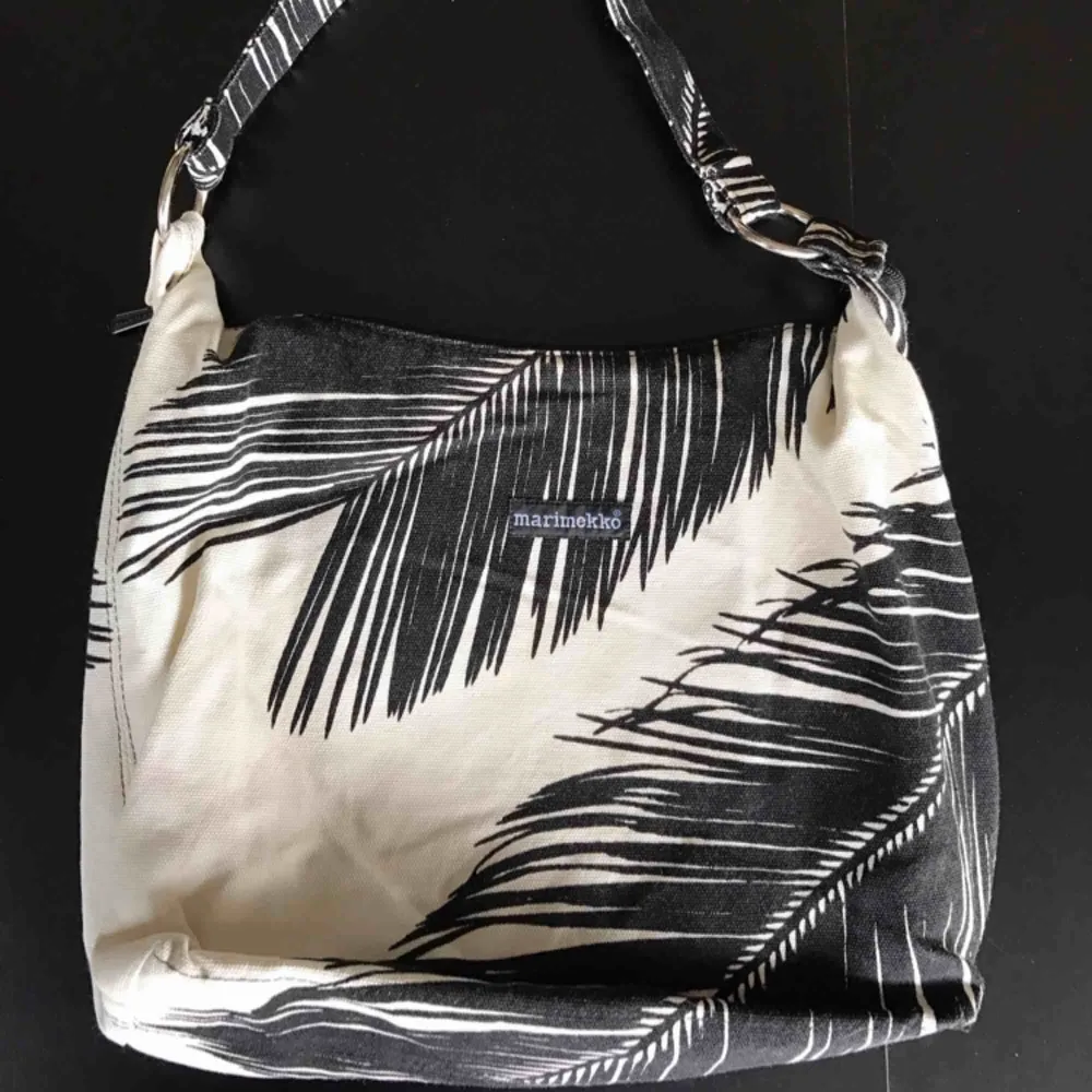 Cool väska från Marimekko i svart vitt! Säljaren står för frakten<3. Väskor.