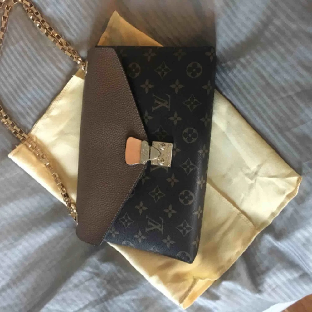 Louis Vuitton jättefin väska, inte använd mycket bra skick. Köparen betalar frakt om den ska skickas ..  . Väskor.