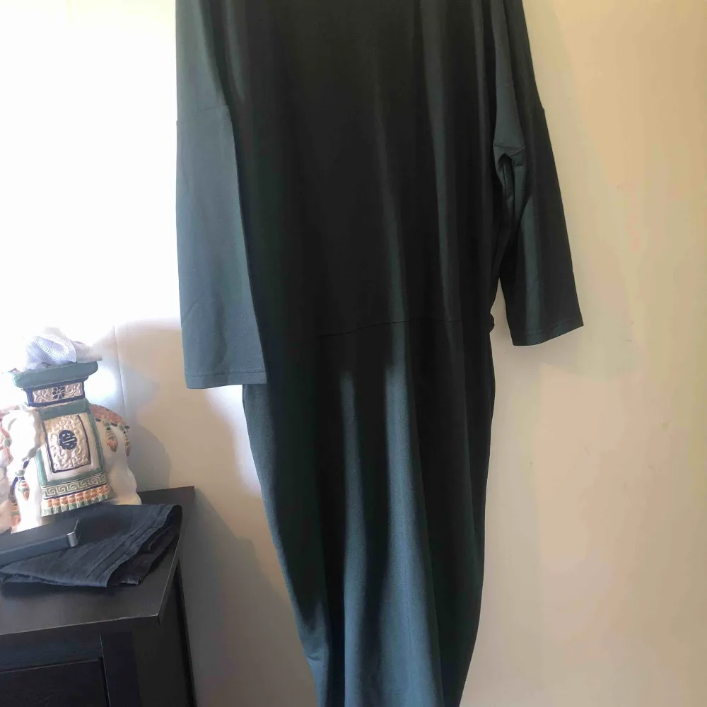 Mörkgrön klänning med tight kjol och mer löst sittande överdel. Endast testad och tvättad. Kan skickas om köparen står för frakten. . Klänningar.