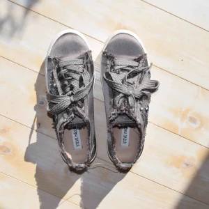  - Storlek EUR/39  Väldigt bra skick. Sneakers från Steve Madden