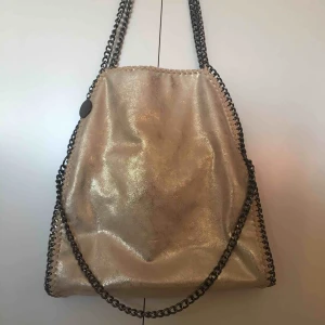  - Säljer min fina väska! Använd fåtal gånger, så i super fint skick😇 köparen står för frakten, men kan även mötas upp i Malmö. 