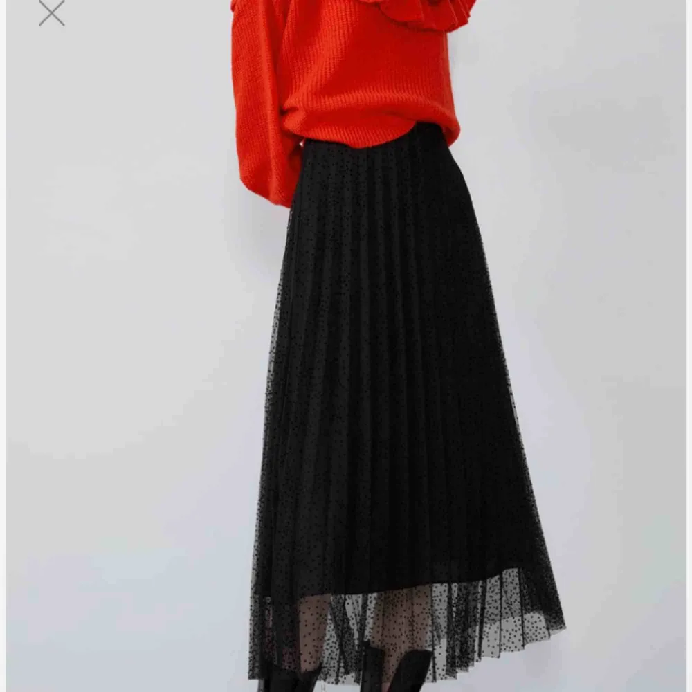 Helt ny kjol från Zara Jättefin men köpte tyvärr fel storlek:/ Frakt ingår i priset. Kjolar.