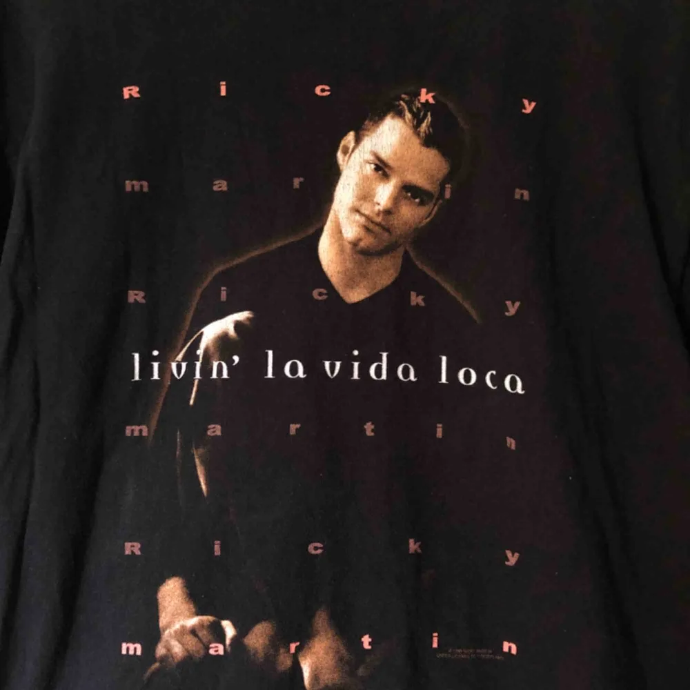 Denna Ricky Martin tröja alltså ❤️👌 one of a kind! Livin la vida loca 💃🕺🏻 Frakt tillkommer. T-shirts.