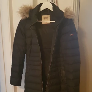  - Dun kappa Tommy Hilfiger stl M  Finns i Skarpnäck
