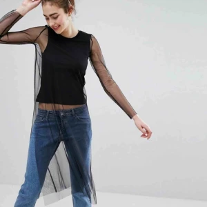  - Lång meshtopp från Monki. Jättesnygg till byxor.  Storlek S.   Skickar för 49kr. Har swish 💸