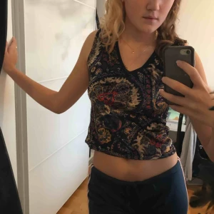  - En svart mönstrad samets liknande top från pipeline. I storlek M, använd fåtal gånger. Möts upp i Stockholm 