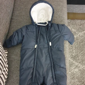  - Overall Newbie strl 80. Begagnad men mycket fint sick. 200 kr Overall Ellos vit. Fint sick . 100 kr