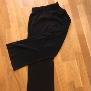  -   Så mysiga och snygg byxor från bikbok! Med ribbat material. Säljer då dem inte kommer till användning längre.. köparen står för frakten 🥰