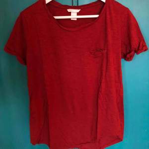 Vinröd T-shirt 💃🏻  Köpare betalar frakt ❤️