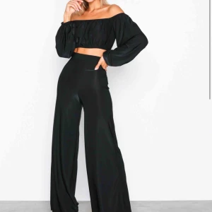 Svart set - Set från Nelly. Aldrig använt. Storlek XS men passar även S, väldigt stretch. 200kr inklusive frakt. 