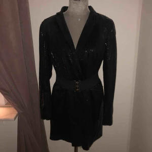  - Paljettklänning/blazerklänning från Linn Ahlborg x Nakd. Skärpet ingår :)
