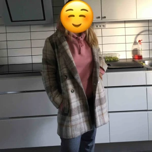  - Säljer denna kappa pågrund av att den är för liten:/  Använd några fåtal gånger och ser ny ut.  Hon som har kappan på sig är storlek S/M.  Jag föredrar att man ska kunna ha en tjockare tröja under kappan. 