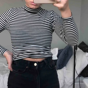  - Croppad svart & vit halvpolo från H&M😍 Passar under en T-shirt eller som den är🤭💖 köparen står för frakten🥰