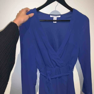  - Mörkblå fin klänning från Nelly. Använd endast en gång, nyskick. Frakt ingår!