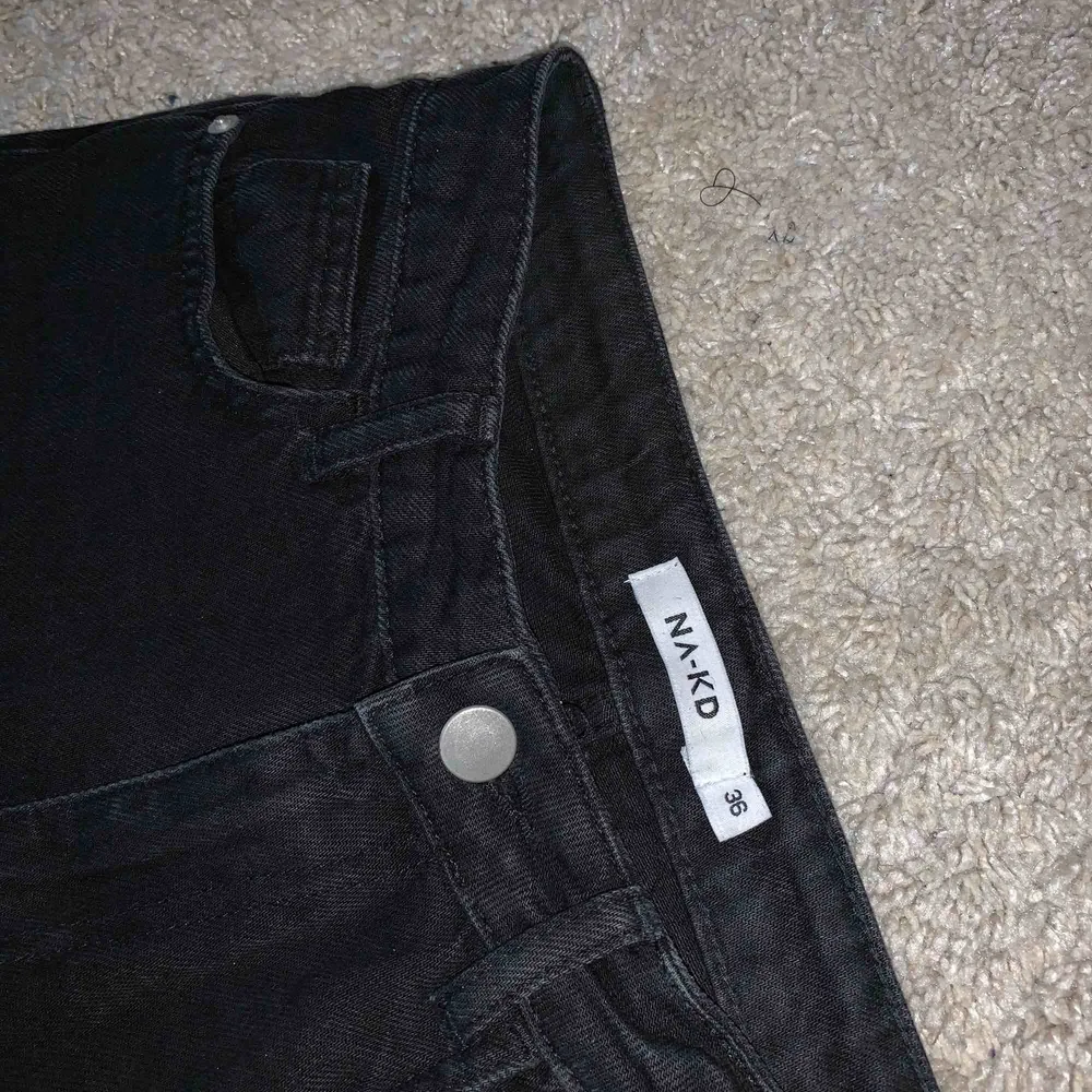 Snygga jeans från na-kd, varsamt använda i bra skick! . Jeans & Byxor.