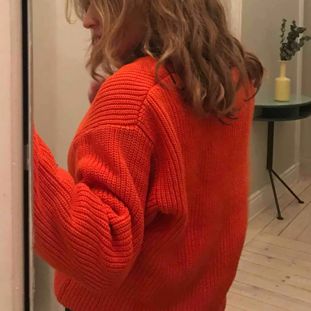 En fin stickad lite oversized tröja i en otroligt fin orange färg! Nästan aldrig använd och är i mycket fint skick. Köpt i Paris från okänt märke.🌞. Stickat.